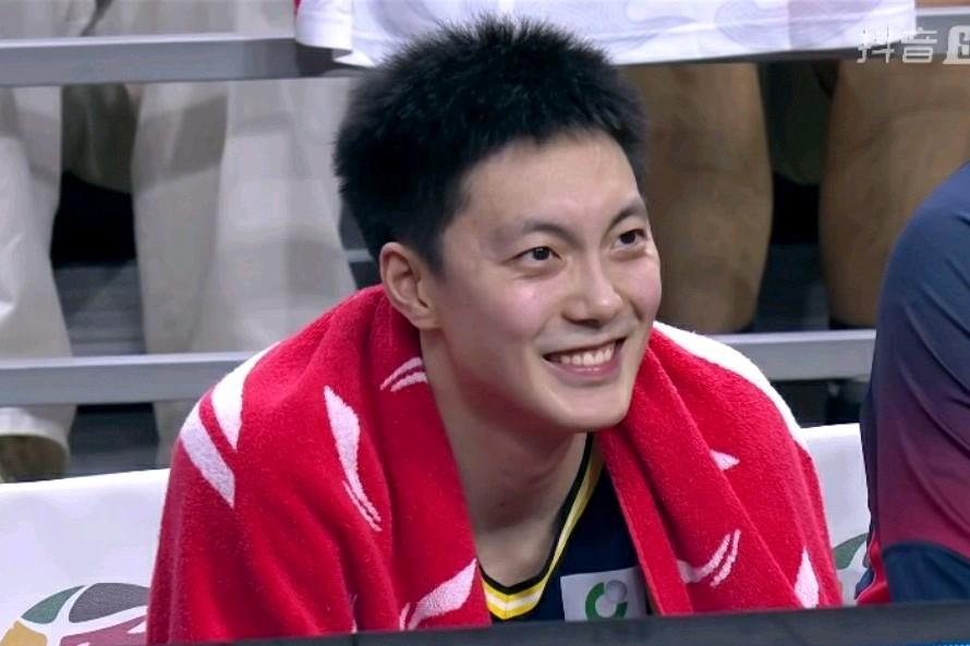 太不容易了，胡明轩终于支愣起来了！在广东东阳光主场迎战江苏肯帝亚的比赛中：胡明轩