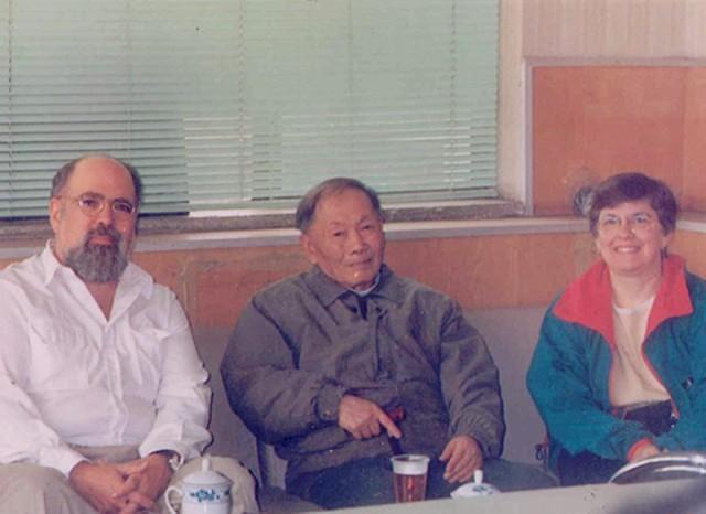 1989年，一个62岁的中国老人访美，几个中情局探员突然找到了他，出示证件后，说