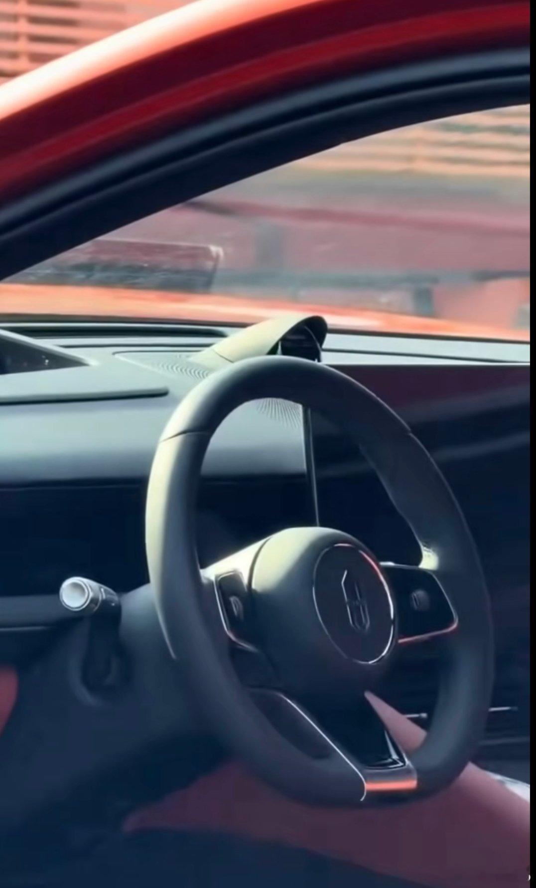 问界M6内饰被曝光了，从爆料中看还是那个熟悉的鸿蒙座舱布局，三幅方向盘、悬浮中