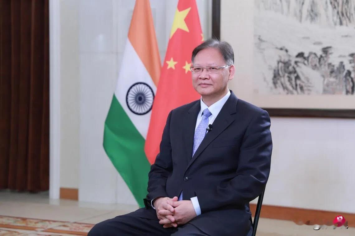 联合早报7月3日报道：“中印两国关系升温之际，中国民间持续弥漫仇印丑印情绪，中国