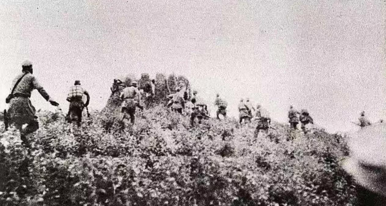 1944年9月3日上午，记者铮石目睹南河滩上，鲁中八路军100多把刺刀对抗日军同