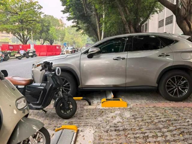 佛山路边停车收费出“奇招”, 被称“吃相难看”