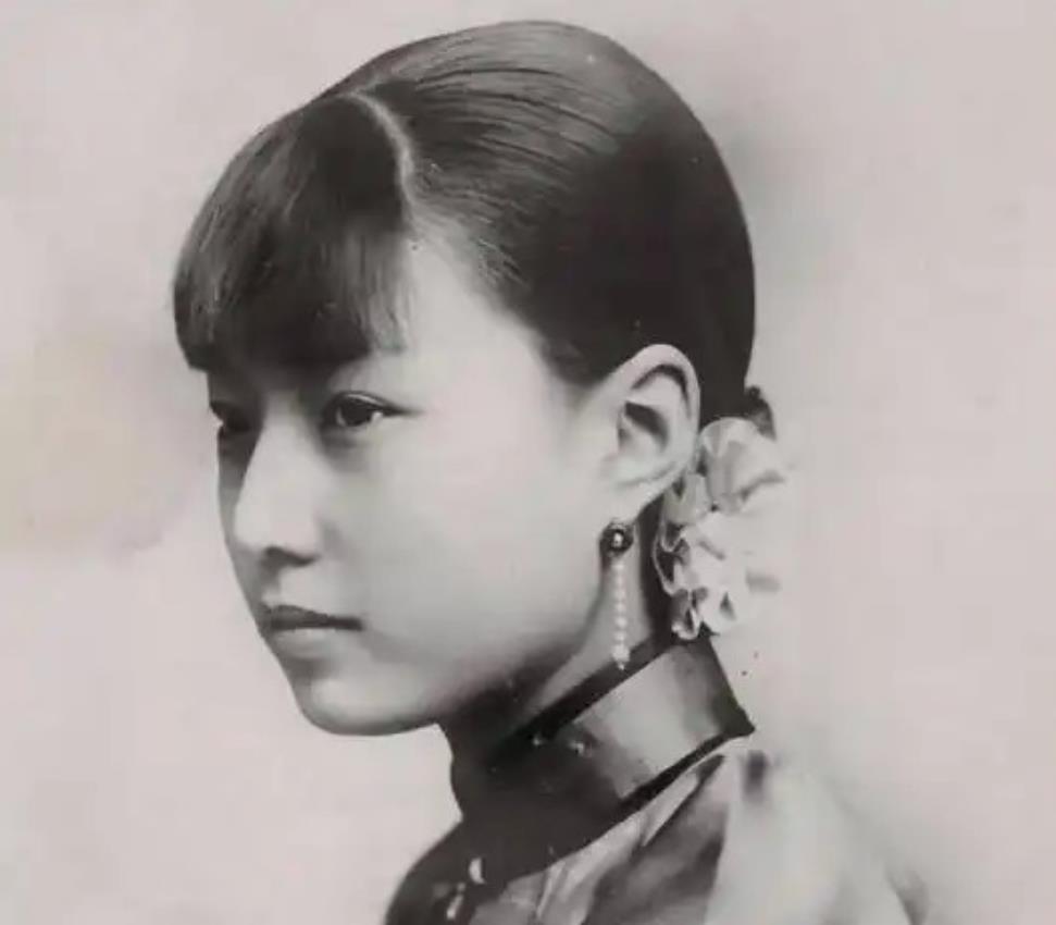 1917年，40岁军阀王德庆病逝。临终前，他偷偷留给17岁小妾30万大洋，嘱咐小
