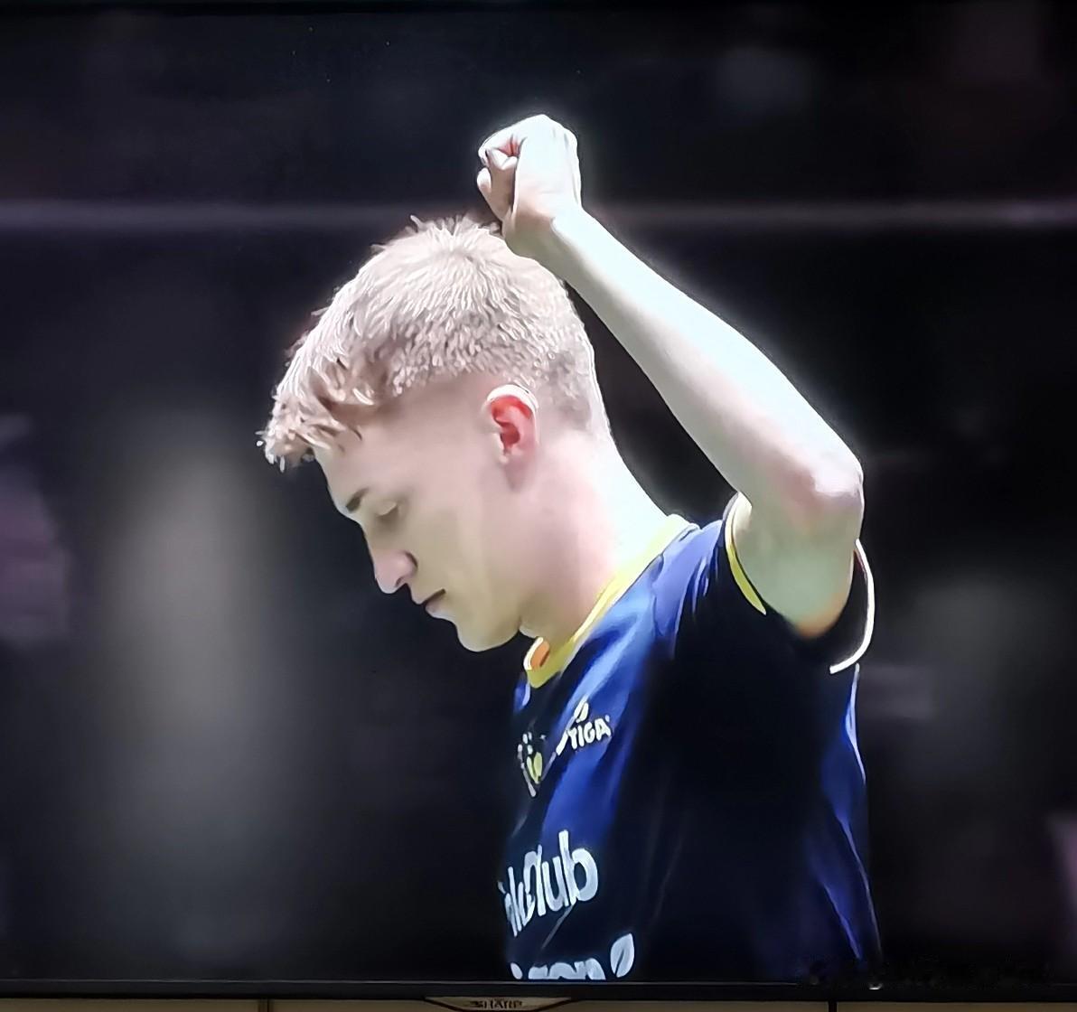 中国女婿卡尔伯格终于把在华裔选手身上受到的气撒在了中国选手身上。八强循环赛在男