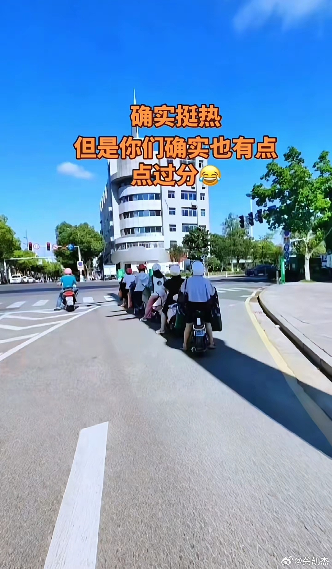 三伏只有30天这哥们知道，三伏天晒背可以养生和减肥！[捂脸哭]​​​