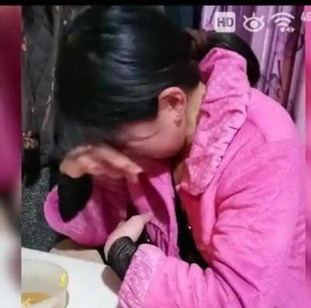 多少普通人被网贷拖垮！位35岁的妈妈，当着5岁孩子的面，一口气喝光了整瓶