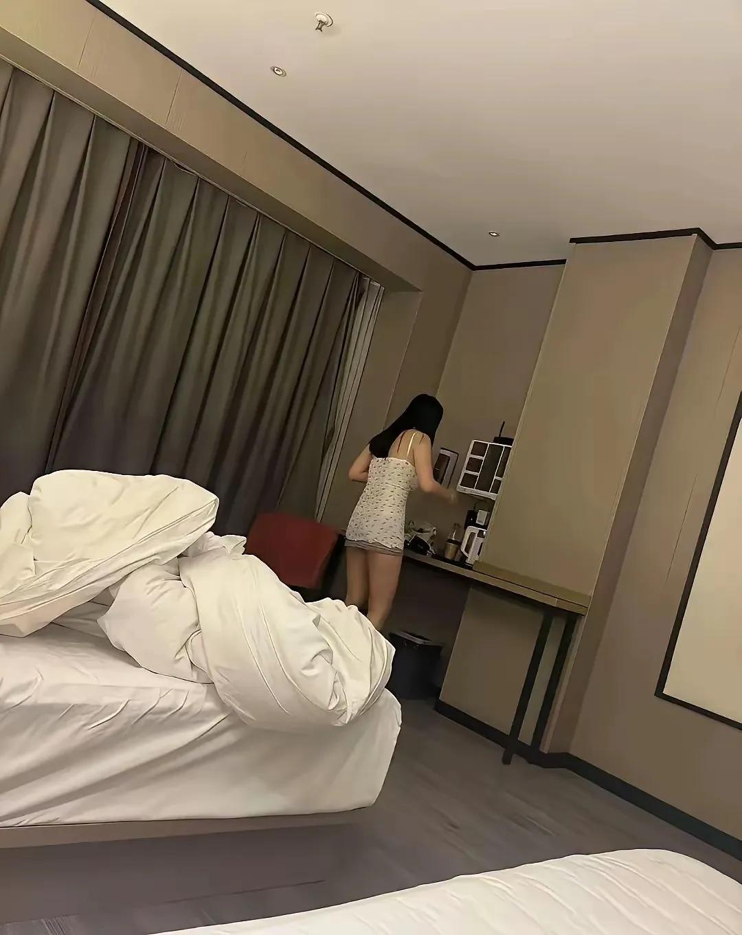 认识两个月终于奔现了坐了两个小时的车来到他所在的城市昨晚玩得很晚才睡