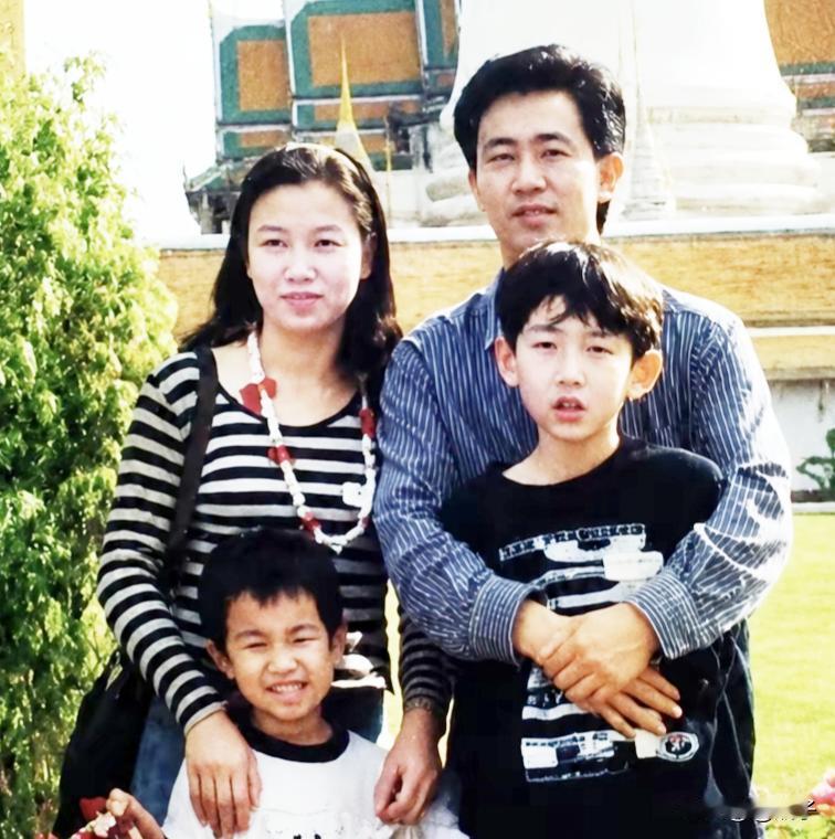 看着许家印年轻时与妻儿相伴的时光，画面温馨，他对孩子也是满溢着父爱。可他后半生的