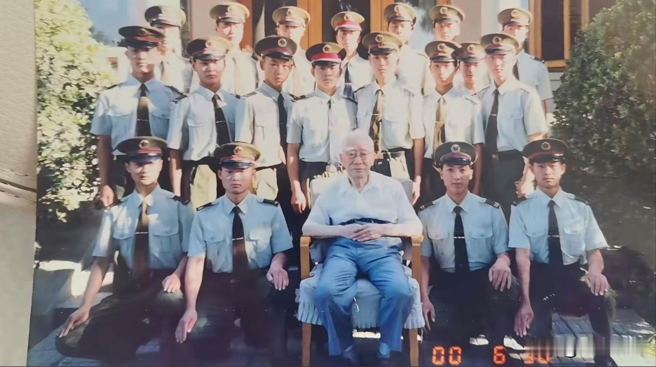 什么样的级别能享受这待遇：警卫真多！