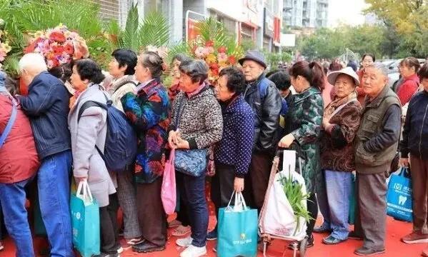 江西新干县一家华莱士快餐店，老人扎堆聊天，饭店无奈只能用喇叭喊话让他们离开，但是