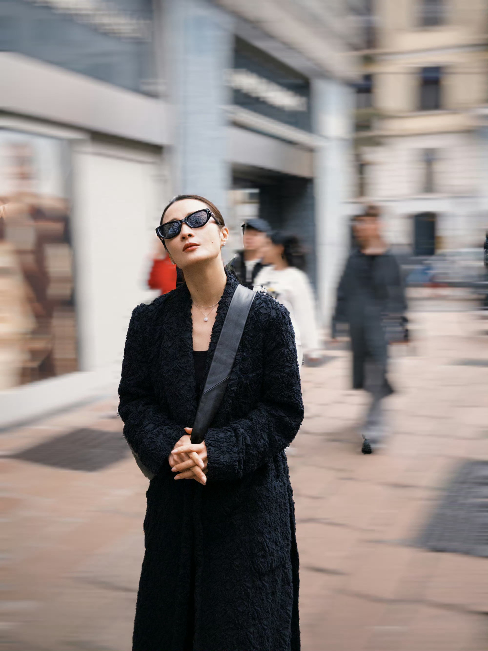 蒋勤勤米兰街拍蒋勤勤米兰随拍直接封神！Allblack造型+利落大光明，气场全