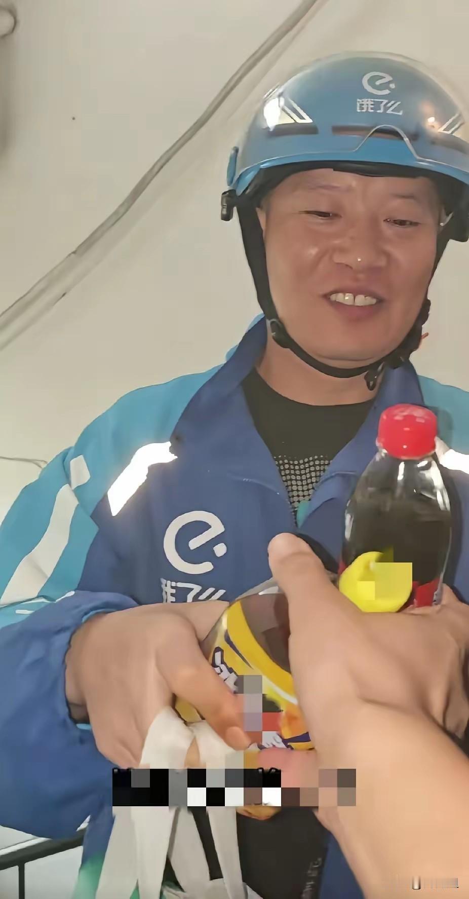 善良的人真可爱！一位外卖小哥因为订单超时带了一瓶可乐给客人，希望他不要给差评