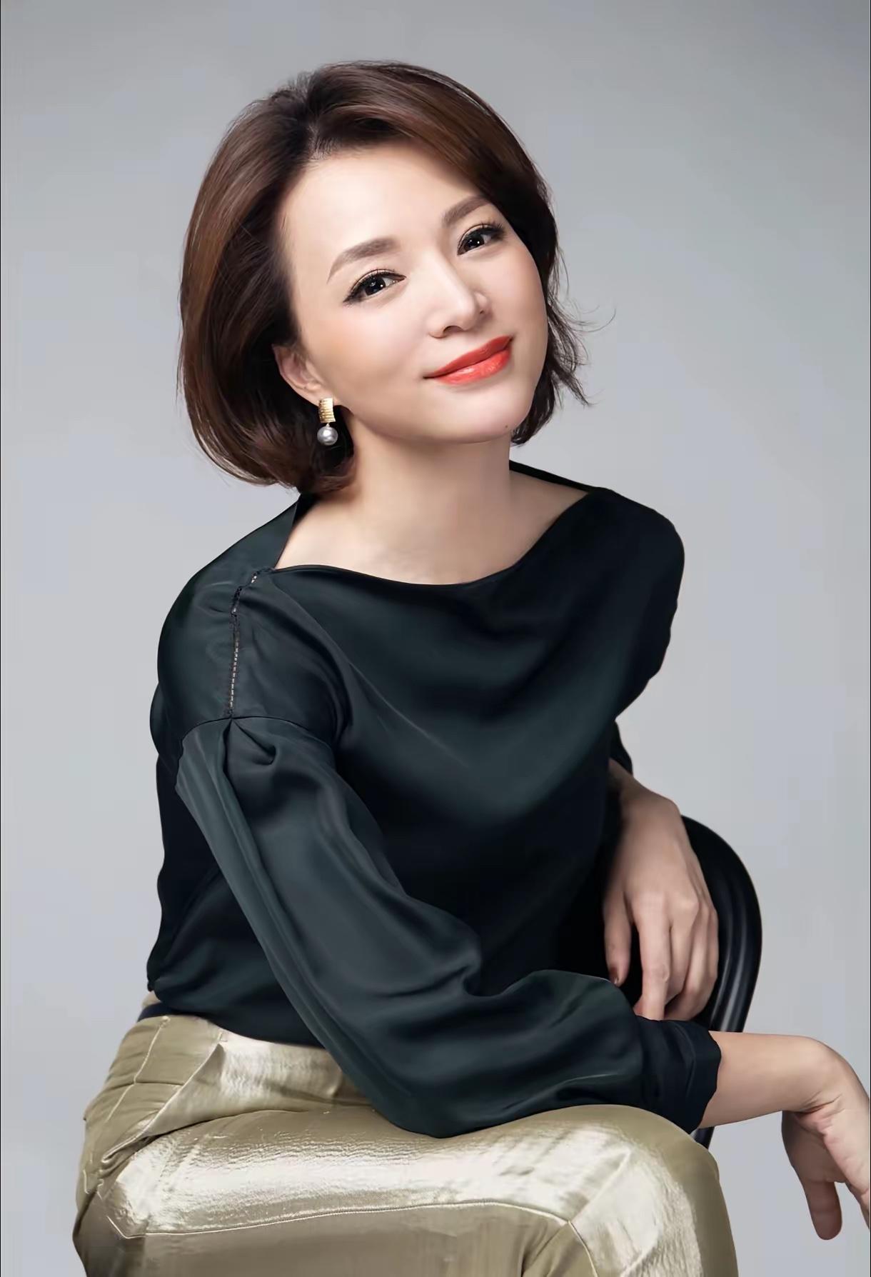 董卿人品好不好，我不评价，但是有一点我敢确定，那就是董卿这个人，很有气质，雍