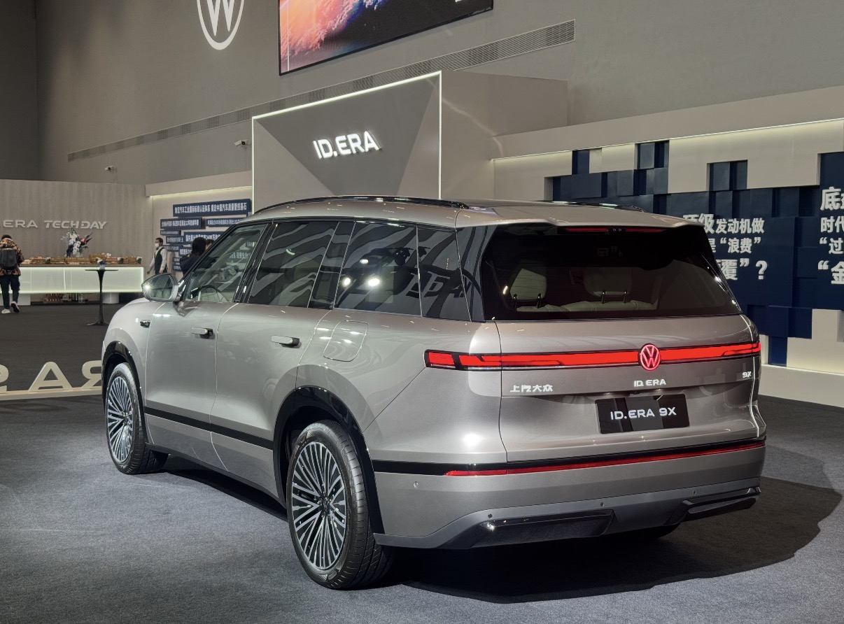 最近我一直在瞅新款大众ID.ERA9X，就是冲着家用去的，平时一家人出行空间得