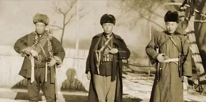 1950年，一次剿匪战斗中，一战士死死地盯住了女尼姑丰满的胸脯，排长不禁气得青筋