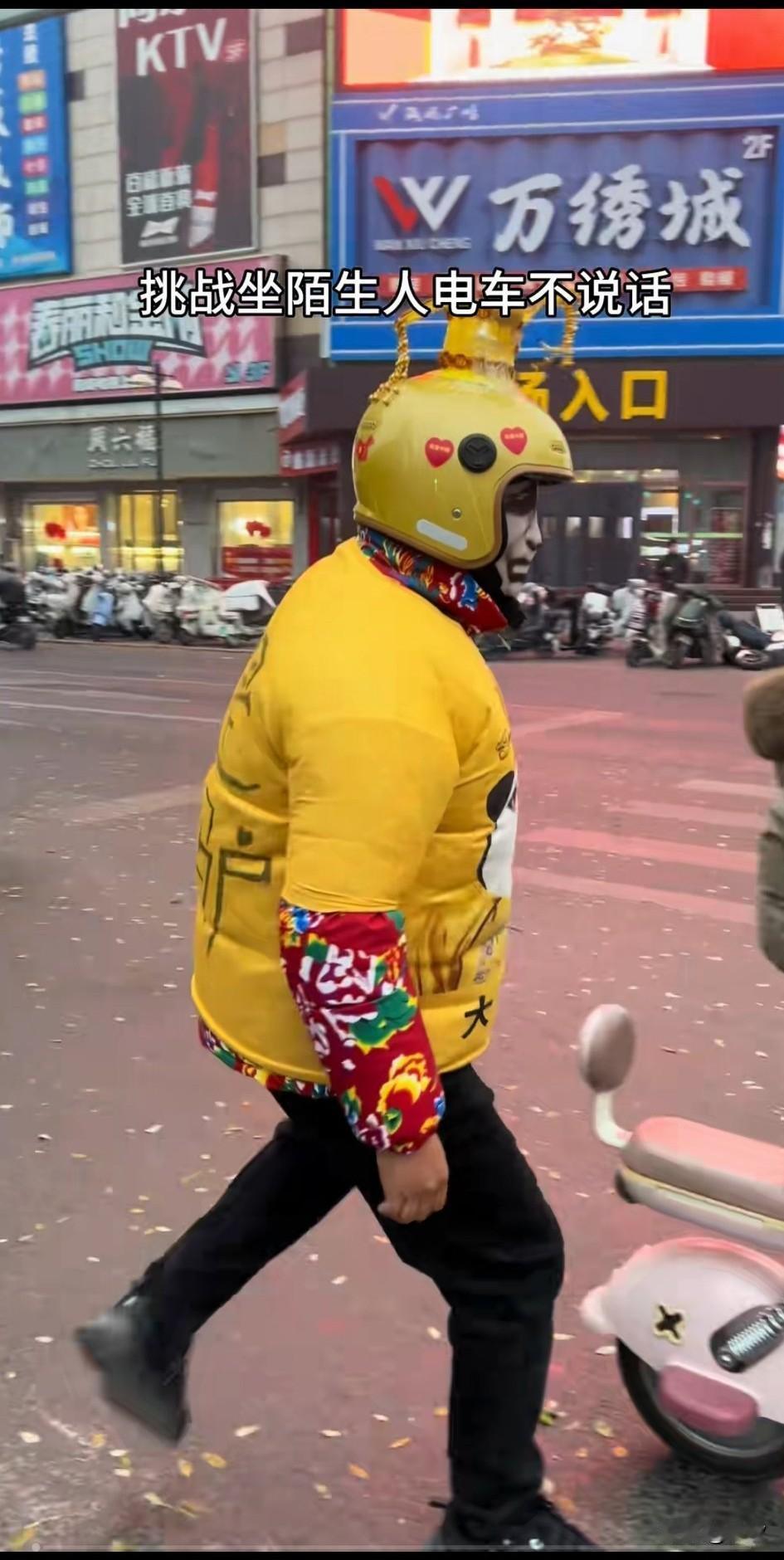 现在的搞笑网红真会玩，如今这个网红又挑战了坐在陌生人电车上，他看到有一个美女正