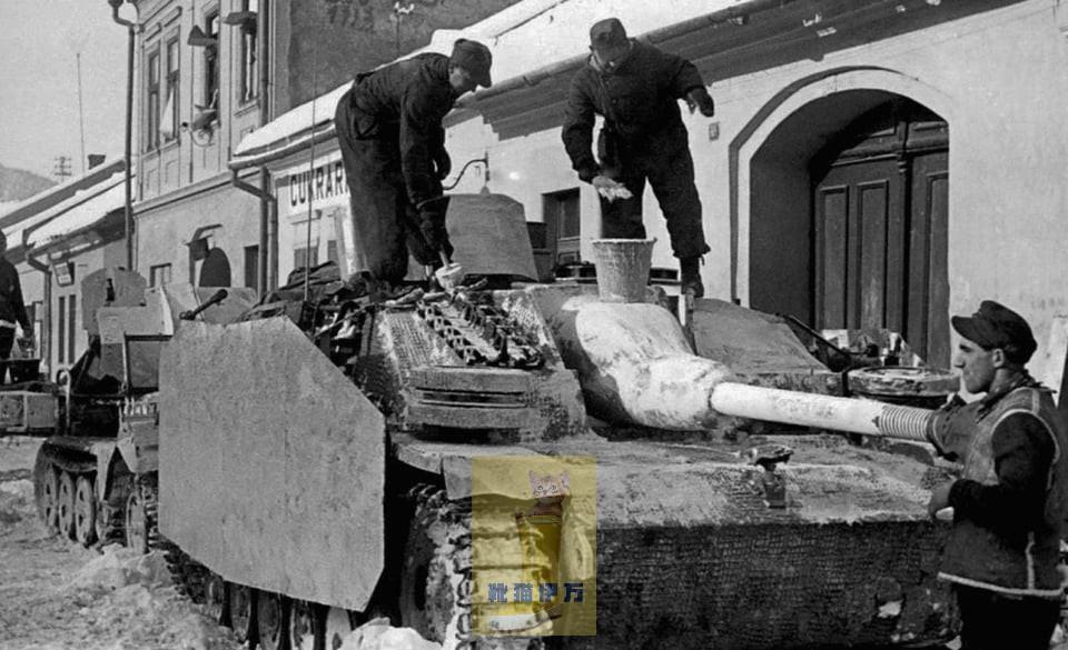 1945年，捷克斯洛伐克境内，德军士兵为三号突击炮绘制简易迷彩。“三号突击炮