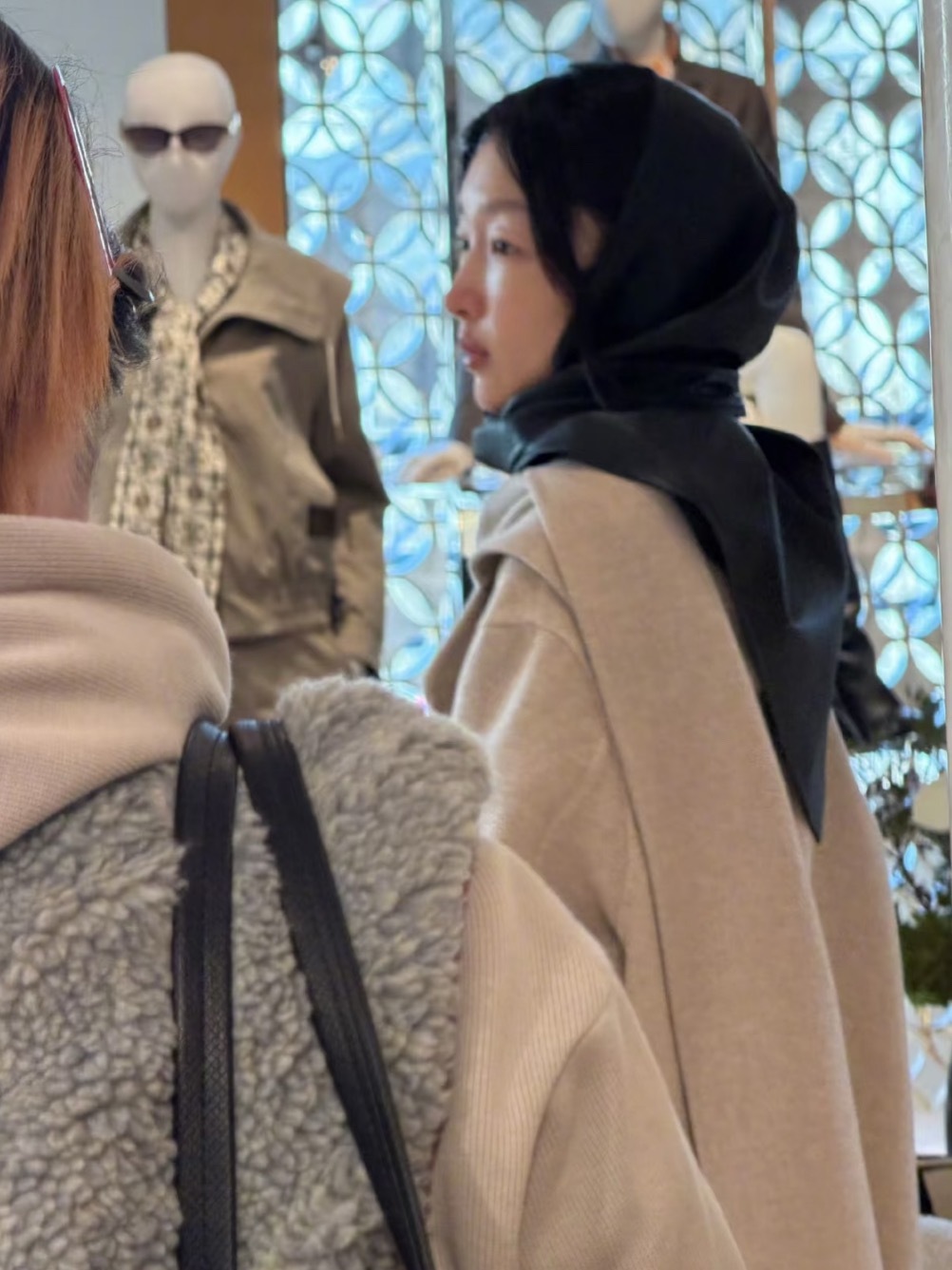 巴黎偶遇周冬雨素颜逛街，这状态真的太好了，随便披个大衣都这么有气质巴黎偶遇周冬雨