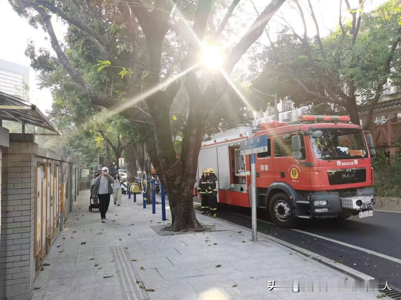 此生第一次打119报火警。​下午跟朋友在院子里坐着聊天，突然闻到一股燃烧的臭味