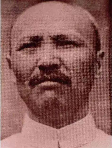 孙殿英对清陵来说有最终解释权。孙殿英扛着铁铲对八旗子弟说：“只需你朝你祖坟指个方