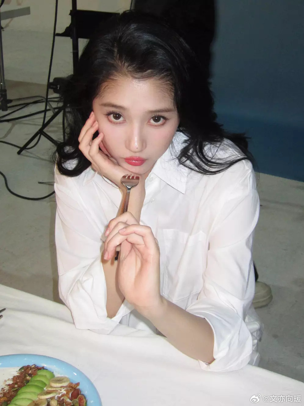 文亦娱乐关晓彤身穿白色工字连衣裙，清纯可人。