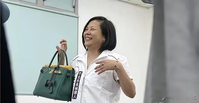 李贞秀，抢了第一名！昨天竹北市长候选人登记日，被民众党开除前“立委”李贞秀一
