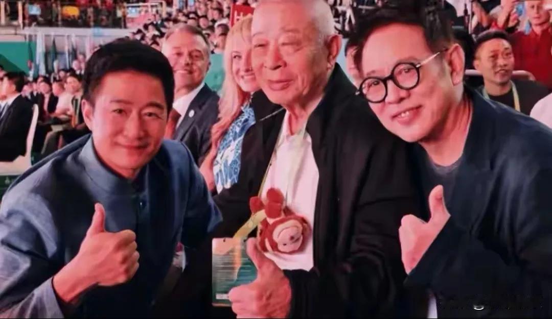 《镖人》片场，于适拍火把舞刀总不满意。一旁的吴京拍拍他：“再来一次。”这简单四