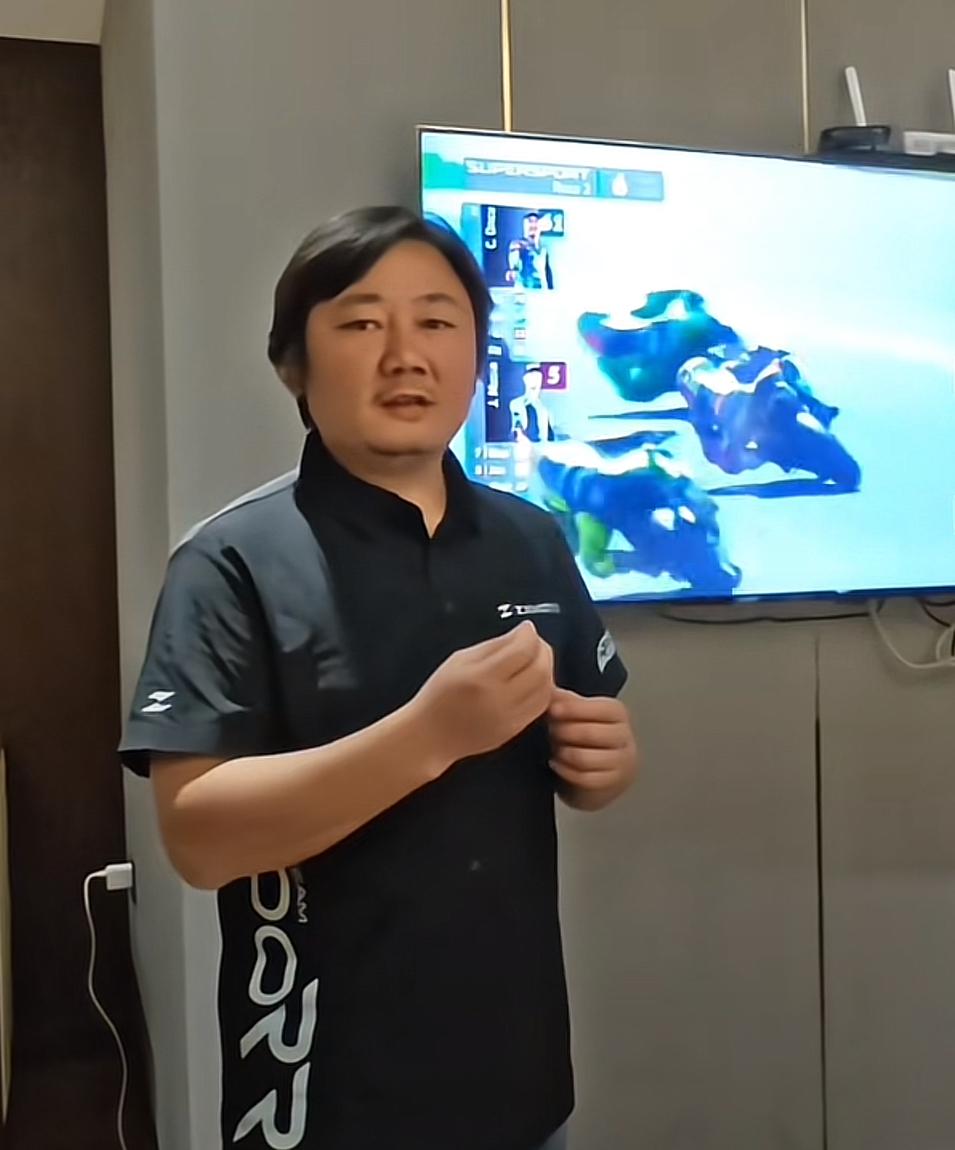 难道德比斯不想拼了，在第二回合的时候就退赛了？张雪回应退赛的原因是机械故障，比