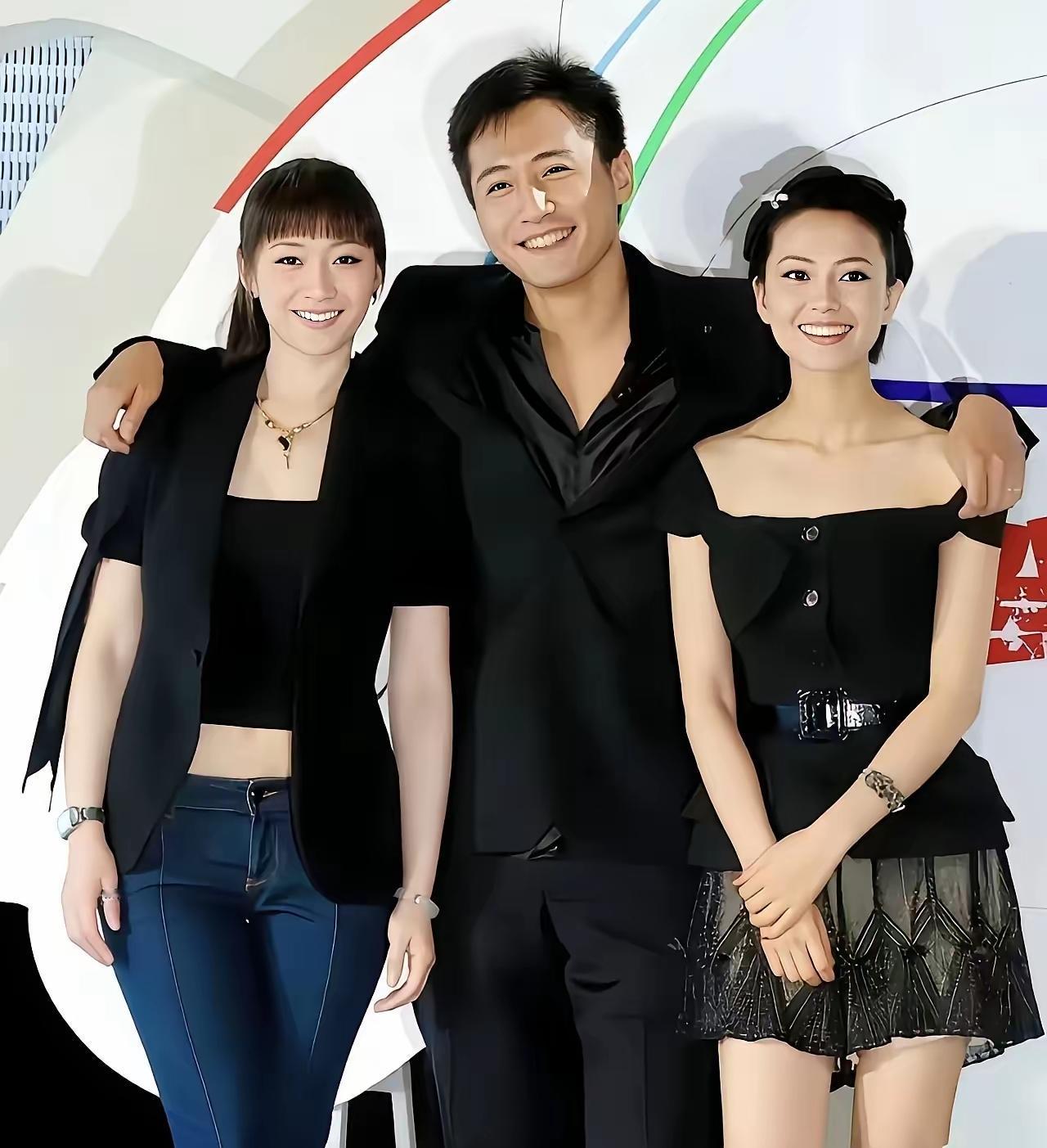 李小冉和高圆圆，就是不知道中间这位帅帅高高的，笑容灿烂的他是谁？李小冉穿着