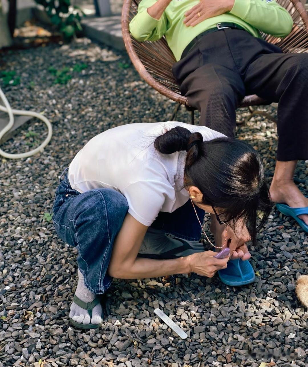 陈嘉桦很孝顺，有网友拍到陈嘉桦在老家樽在地上给年迈的父母剪手指甲和脚指甲。这看似