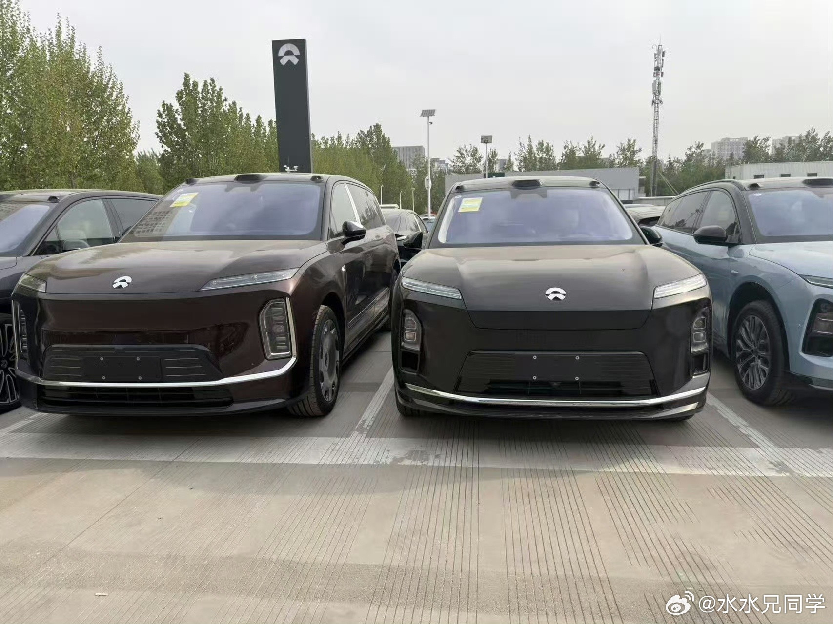 全尺寸的suves8在es9面前竟然显得有点……有点娇小可爱。