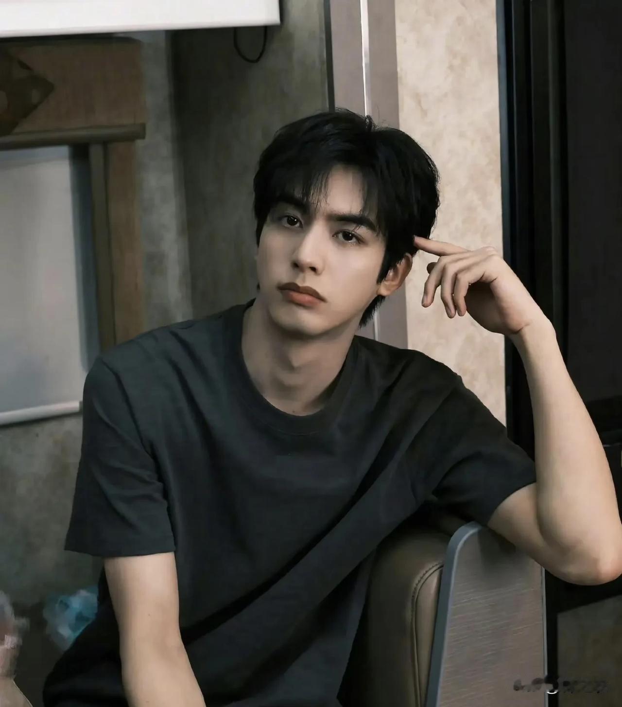 宋威龙的资源其实一直都很好，资本一直喂，所以他的拍摄电视剧都是男主，搭的也都是知