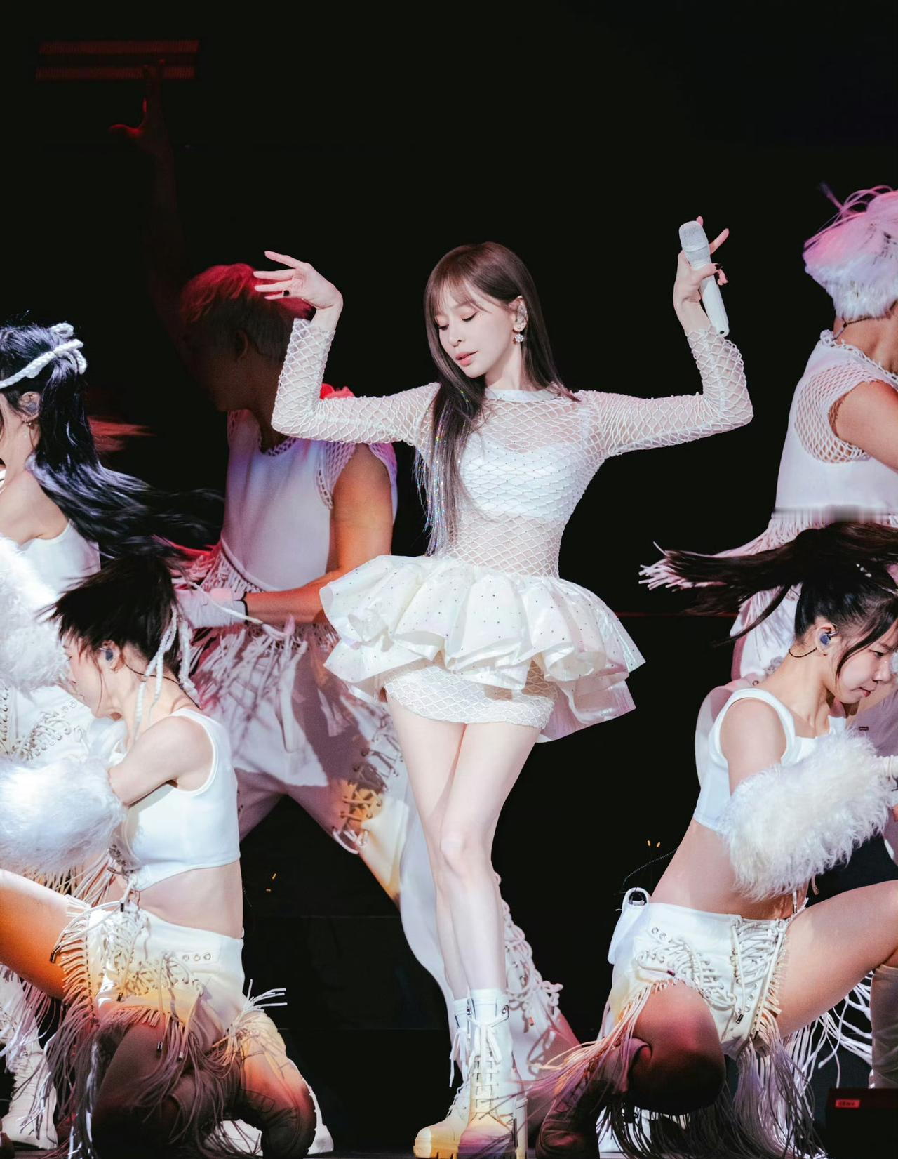 王心凌：该遮的都遮好啦，真没啥可拍的，别费劲找角度啦，要护着我呀！歌迷：哈哈