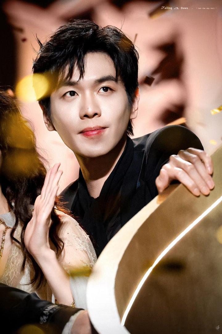 张若昀手一背就开始演起来了这个张若昀真的天生吃这碗饭的。被cue到的时候，身体