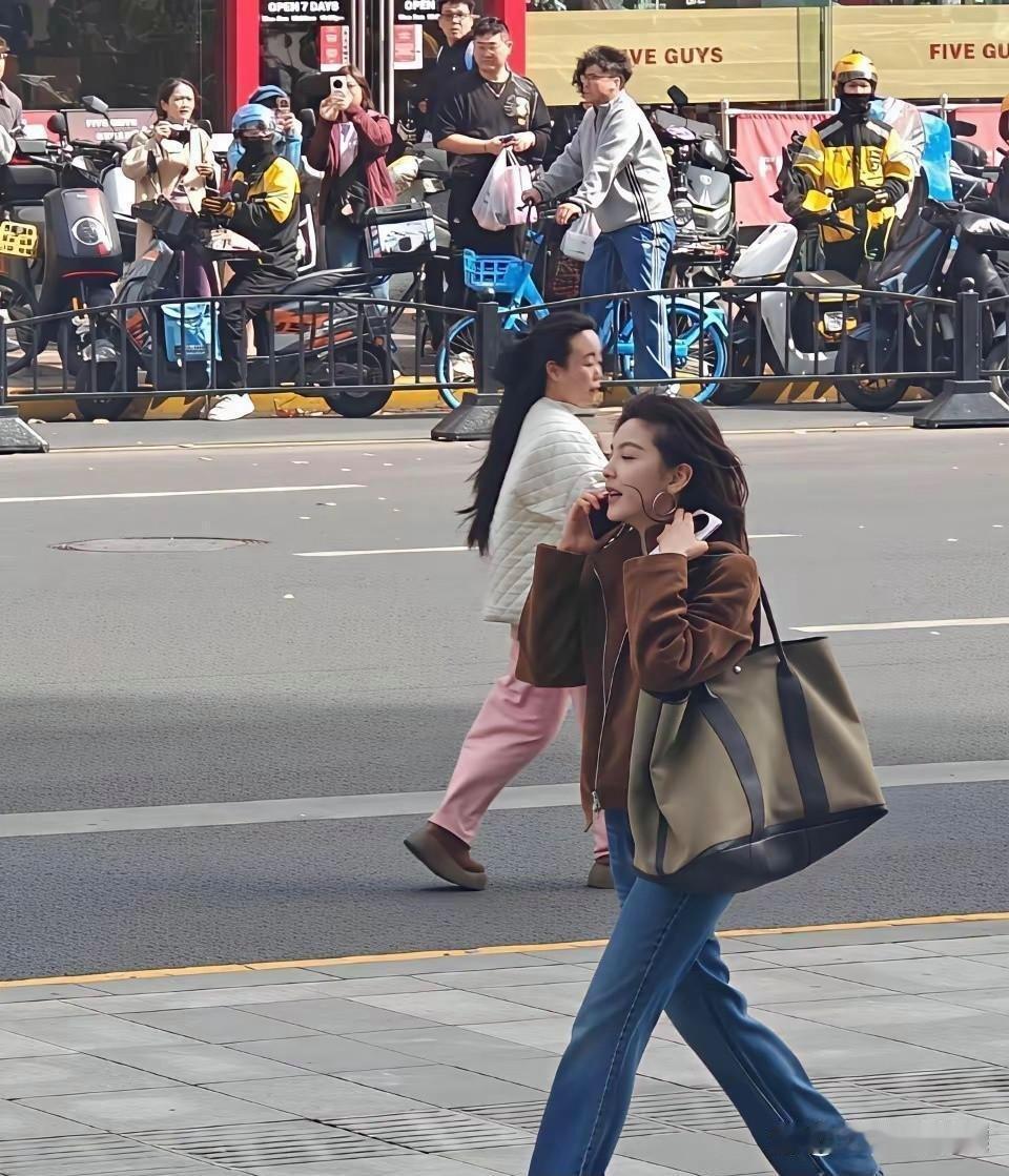 偶遇章若楠就懂了，明星的淡颜在现实中的冲击力有多大