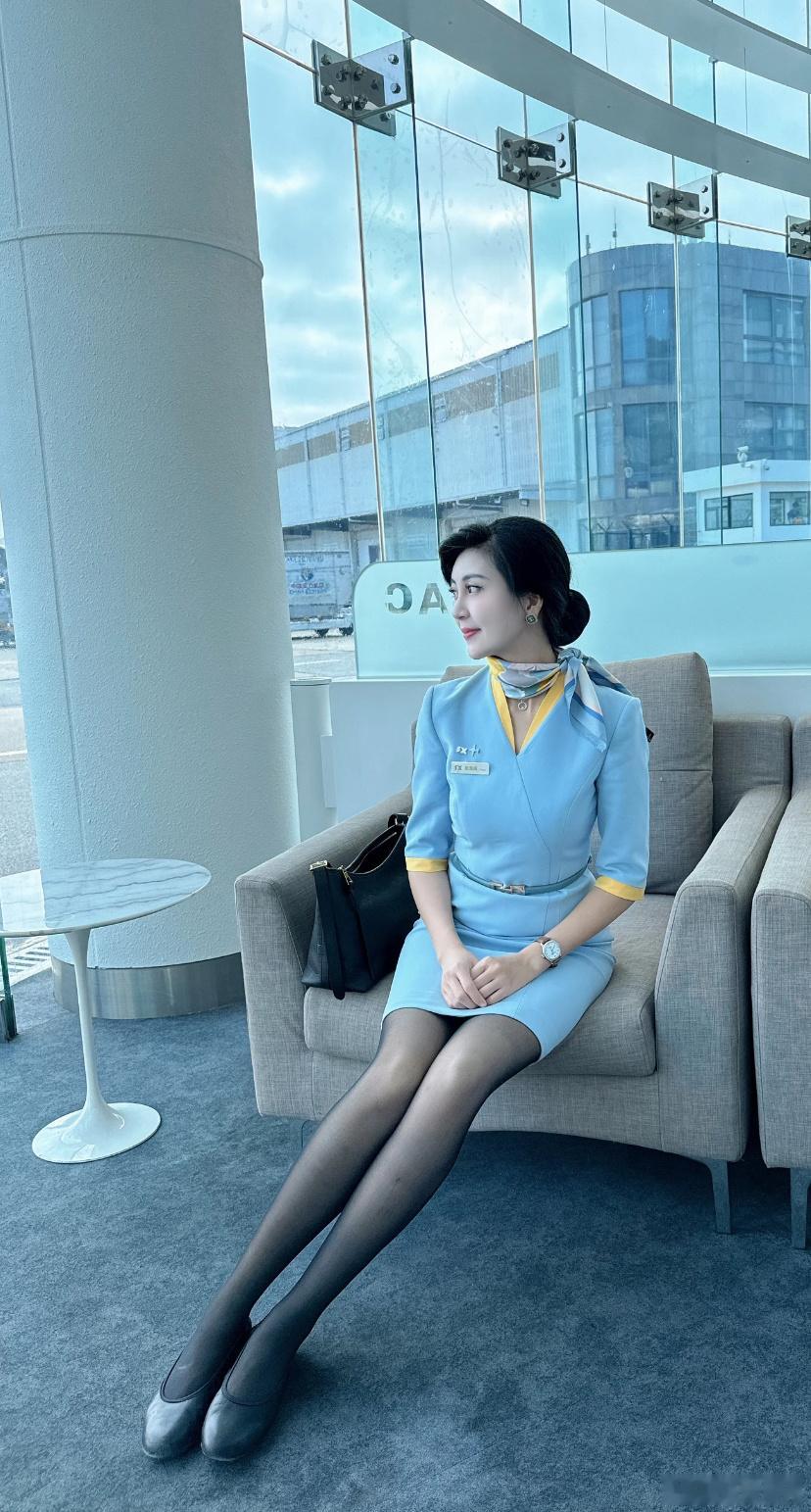 商务机空姐，就是美。又美又飒。​​​