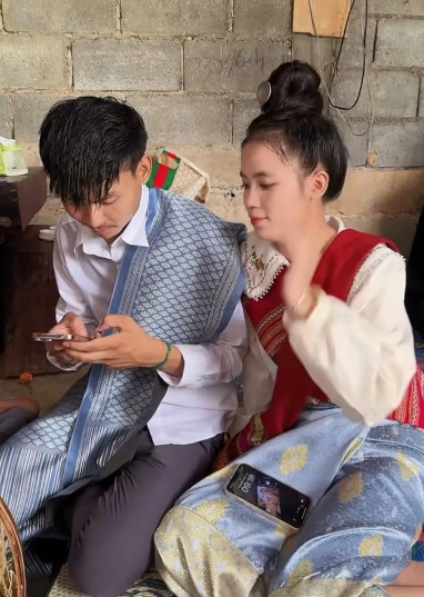 小依侄女小爱订婚仪式。阿彪说小爱的男朋友26岁，家里条件也不错，有房有车，就