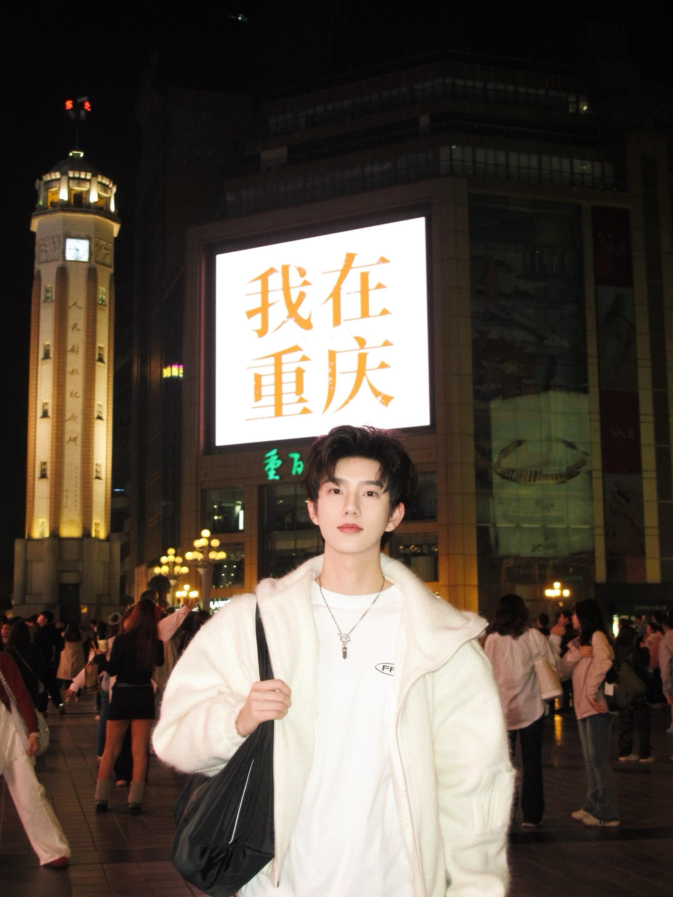 妈妈帮我拍的照片。小时候觉得自己可丑了，每次我妈给我拍照都不开心耍脾气...