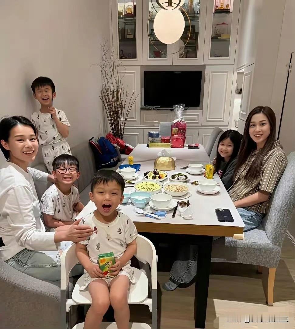 TVB的镜头，藏了香港最深的谎。看了那么多港剧，总觉得香港再普通的人家，客厅