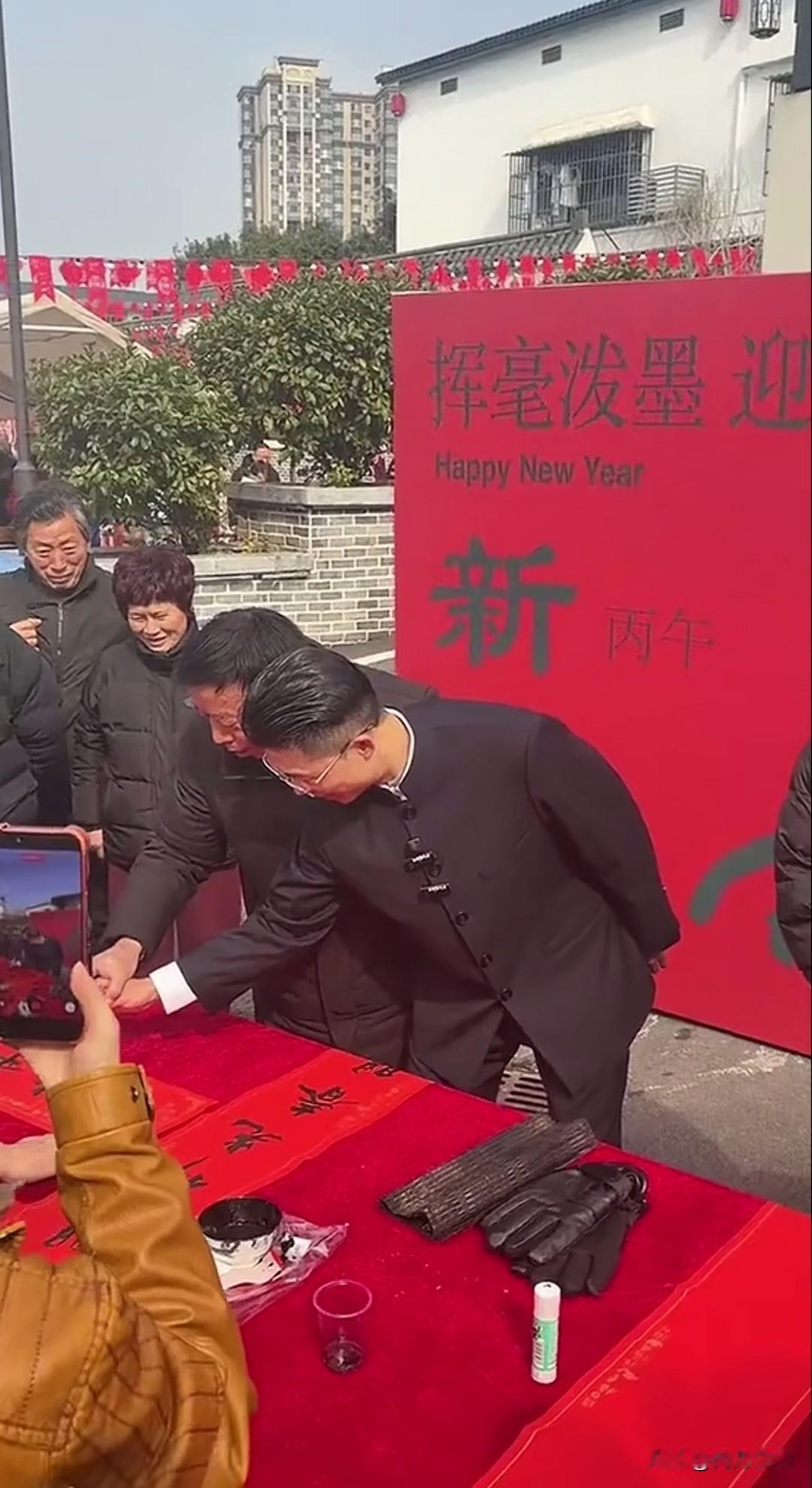 近日，菏泽大网红郭有才挥毫泼墨，他不仅仅是可以解读《道德经》，书法据说也是很有造