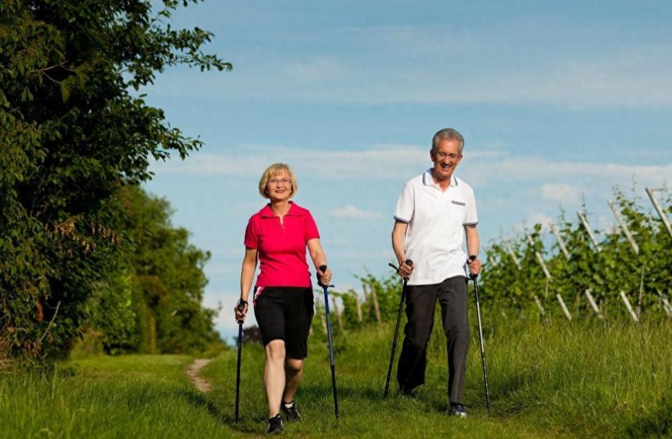 调查发现：坚持走路锻炼的老人，过不了半个月，会迎来4大改善走路，看起来太普通