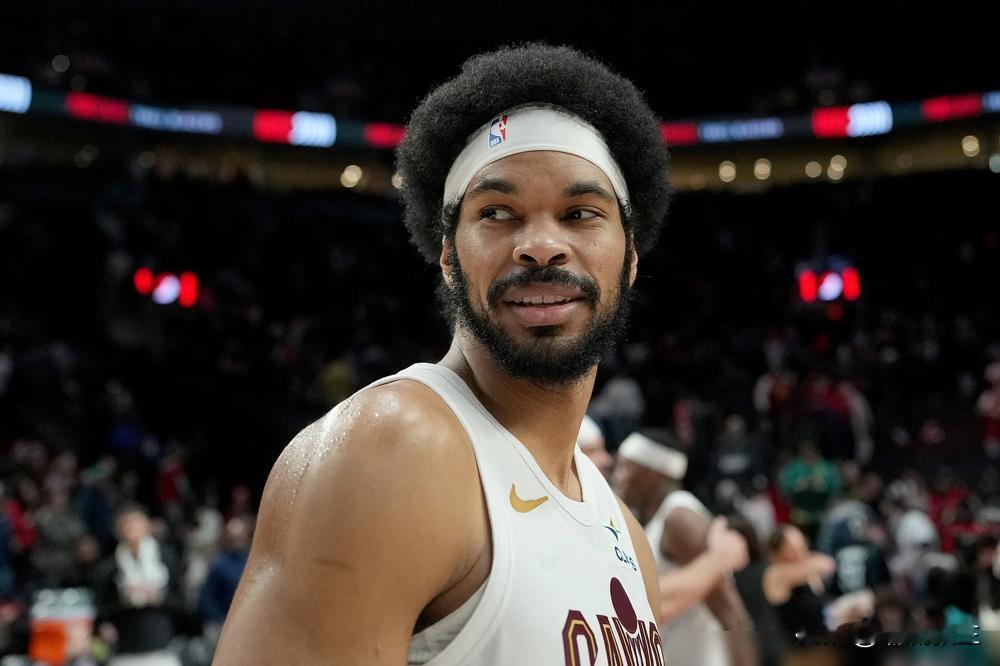 都以为哈登是来辅佐米切尔的？错了，大错特错。你看看这场对篮网的球，全场最