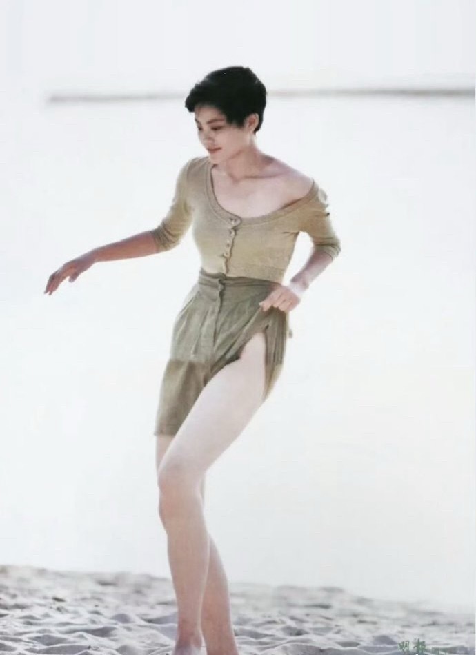 21岁的王菲原来长这样，35年前原来就这么时尚动人了