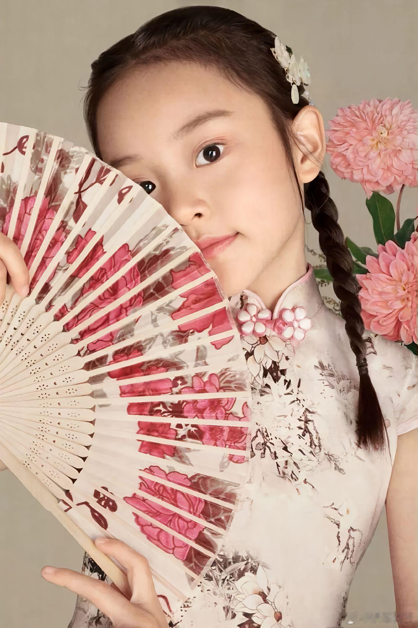 蔡国庆二儿子与徐春妮儿子同框甜馨小时候和妈妈小时候太像了一场活动看见两组基因名场