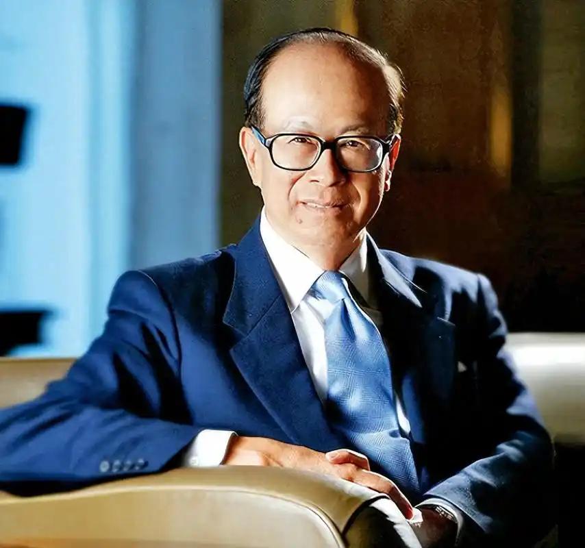 455亿港元落袋！李嘉诚再卖英国电信巨头，五年清空3500亿资产，他在怕什么？