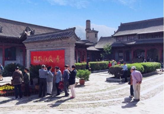 1992年，阎锡山的小儿子回到山西忻州，在老宅门口老泪纵横。然而就在他抬脚准备回