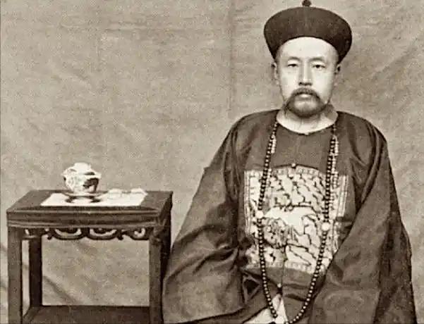 1925年，苏州潘家老宅灯火昏暗，潘祖年躺在床上，脸色蜡黄，他招手让下人都出去，