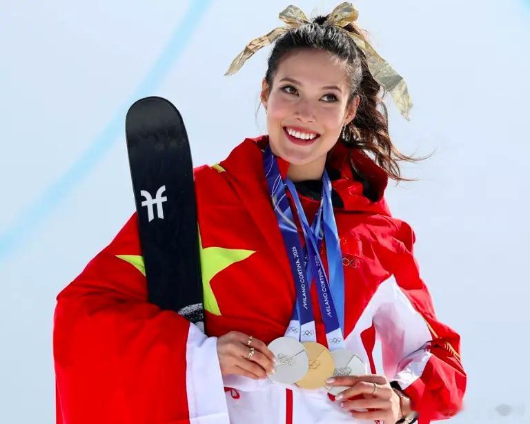 气炸！美国女主持人爆粗：谷爱凌享受我们的福利却背叛了美国米兰冬奥会上，22岁的