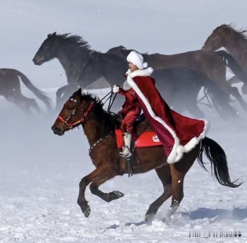 “马背上的县长”贺娇龙一路走好！2020年贺娇龙一袭红色斗篷策马奔腾在昭苏雪原