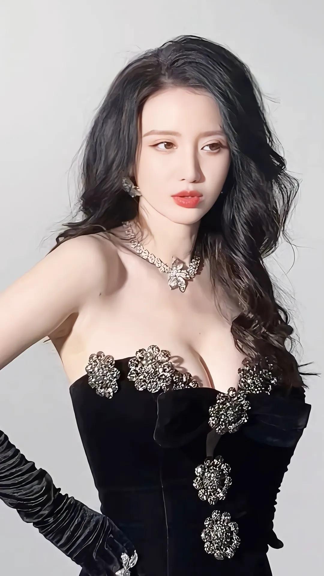 张萌：优雅黑天鹅，闪耀珠宝，红唇诱惑，魅力无边！女人怎么穿才好看啊你见过最美丽